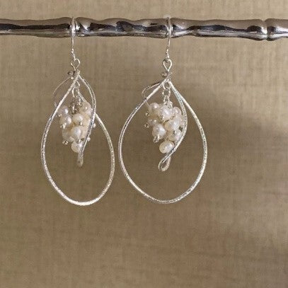 Wholesale Stylish hollow pearl earrings with a niche design, simple and elegant personality