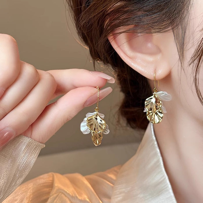 Wholesale Vintage shell flower earrings, light luxury, niche fashion, versatile temperament, tassel earrings, earrings