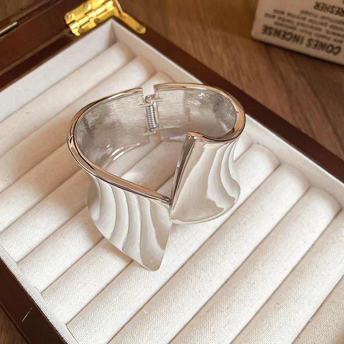 Wholesale Metal bracelet temperament light luxury high sense bracelet niche personality exaggerated jewelry women