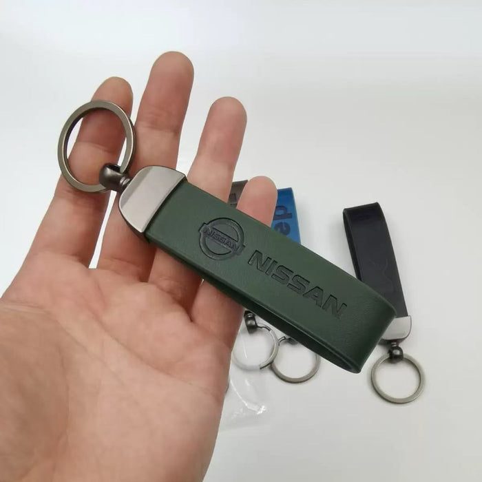 Wholesale Minimally designed car keychain with color changing leather logo, men's keychain pendant
