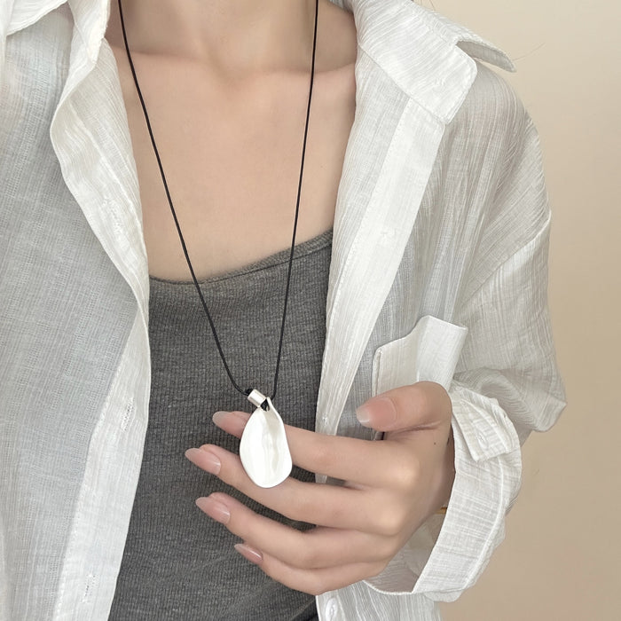 Wholesale Matte sand gold and silver leaf pendant necklace with high-end feel, long and versatile accessories, vintage sweater chain made in vintage style