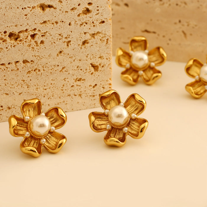 Wholesale Fashionable retro style pearl titanium steel earrings, personalized temperament, high-end feeling, flower earrings, color preservation wholesale