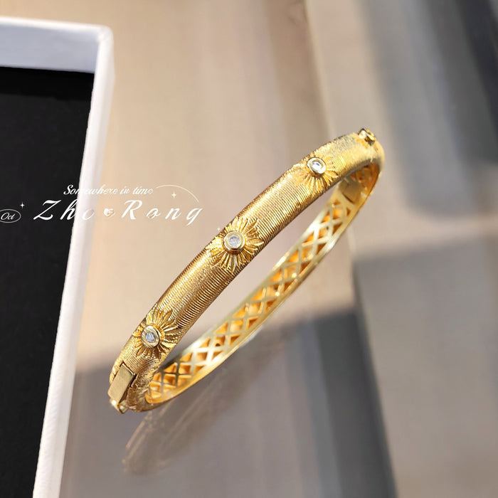 Wholesale Weaving pattern carved gold bracelet, brushed craftsmanship, high-end feeling, light luxury bracelet
