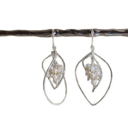 Wholesale Stylish hollow pearl earrings with a niche design, simple and elegant personality