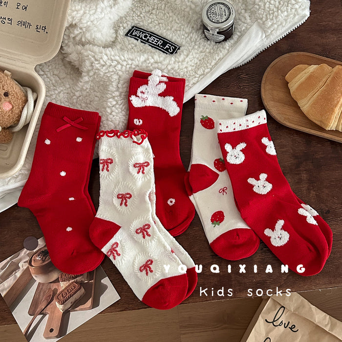 Wholesale Red mid-calf socks for girls in autumn and winter.
