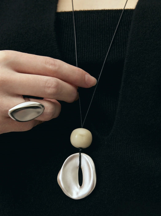 Wholesale High end luxury pendant necklace with a female niche design and temperament, long sweater chain, simple and fashionable commuting necklace