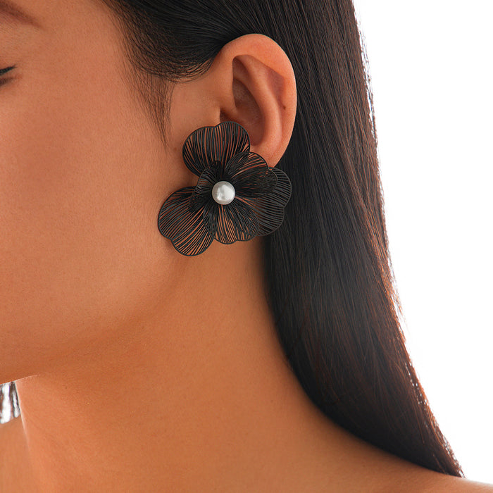 Wholesale Metallic floral necklace with three-dimensional imitation pearl tassel necklace