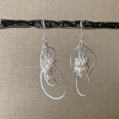 Wholesale Stylish hollow pearl earrings with a niche design, simple and elegant personality