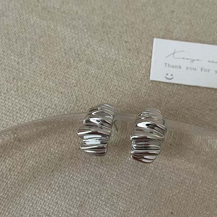 Wholesale High end pleated unique design earrings with Western style, light luxury, niche, irregular earrings, simple C-shaped earrings wholesale
