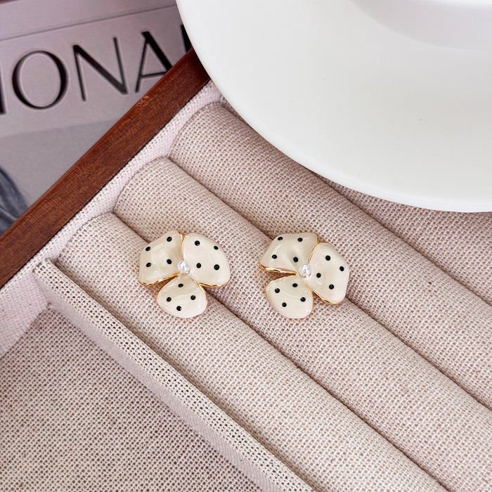 Wholesale Earring design new high-end temperament niche polka dot temperament small flower exquisite high-end feeling earrings