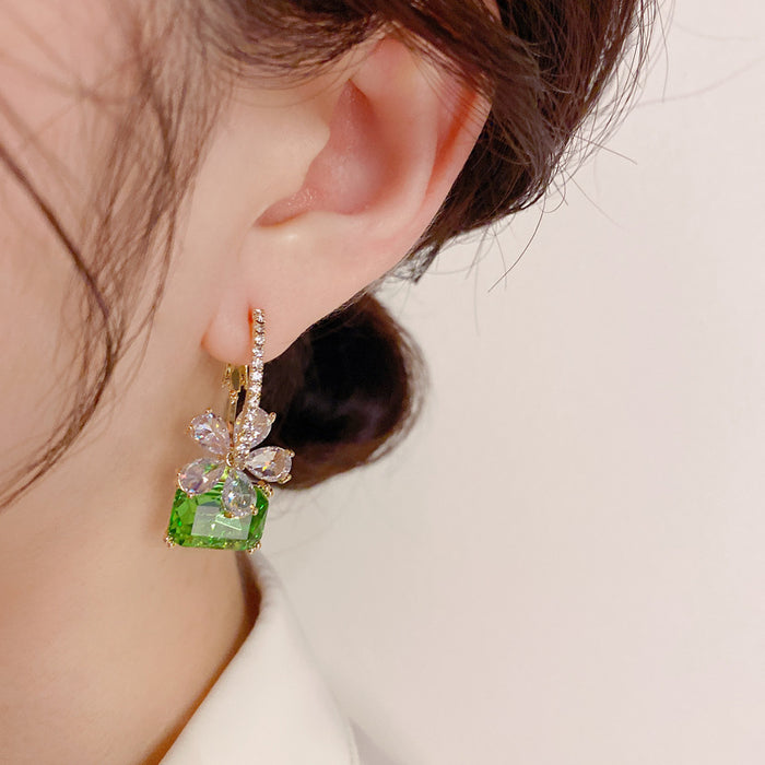Wholesale Crystal Sparkling Diamond Flower Ear Buckle