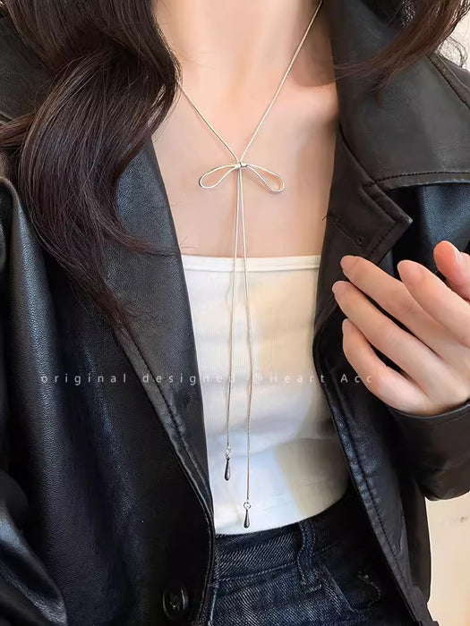 Wholesale Silver bow necklace for women, simple and cool style, long accessory with temperament, collarbone chain