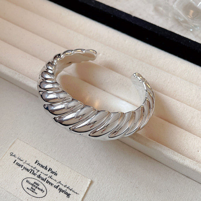 Wholesale Metal bracelet temperament light luxury high sense bracelet niche personality exaggerated jewelry women