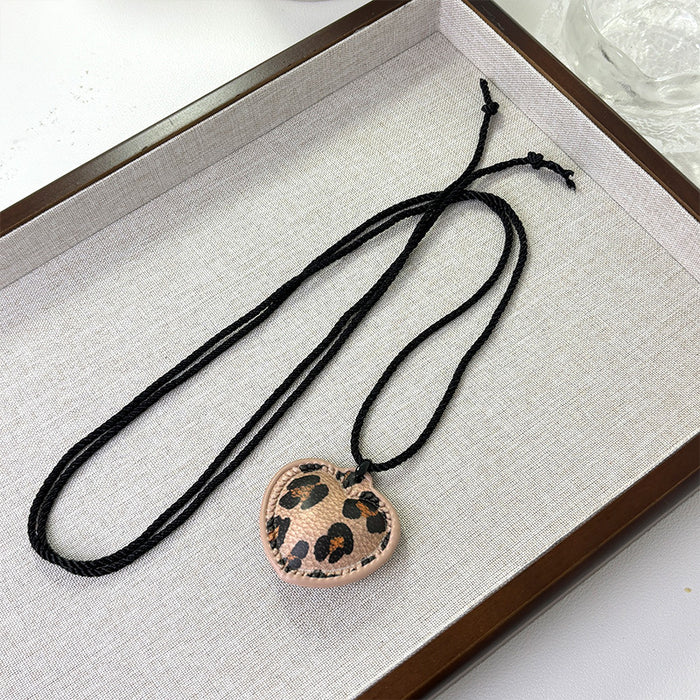 Wholesale Love necklace with niche design and adjustable collarbone chain