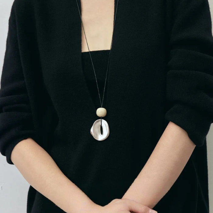 Wholesale High end luxury pendant necklace with a female niche design and temperament, long sweater chain, simple and fashionable commuting necklace