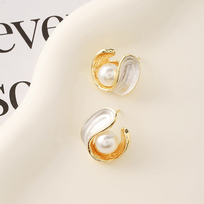 Wholesale Silver needle pearl earrings with a new temperament, niche high-end feeling, light luxury earrings, retro ear buckle design