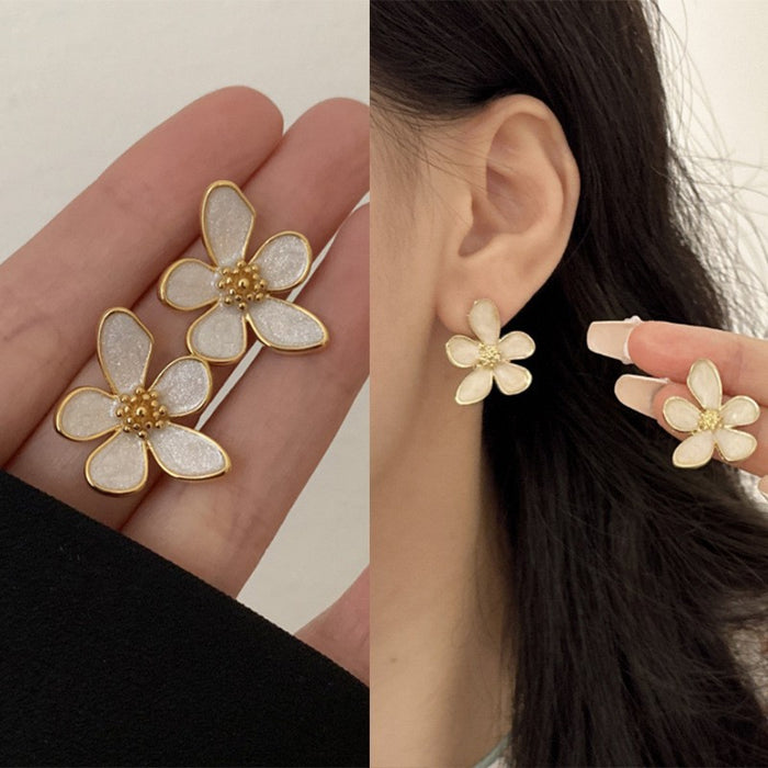 Wholesale Minimalist white glazed flower earrings, niche fashion, exquisite atmosphere, quality, versatile, wholesale of ear accessories