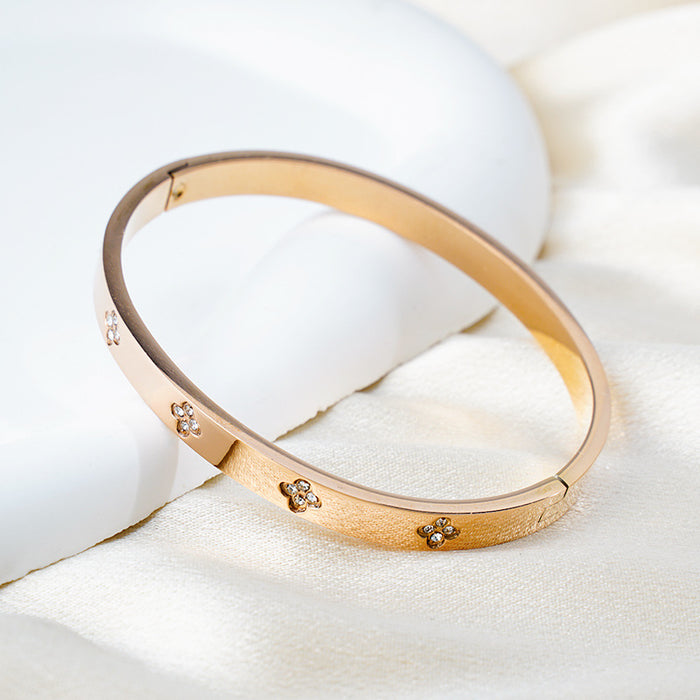 Wholesale Four leaf clover diamond inlaid bracelet, fashionable and simple bracelet, gold-plated stainless steel bracelet