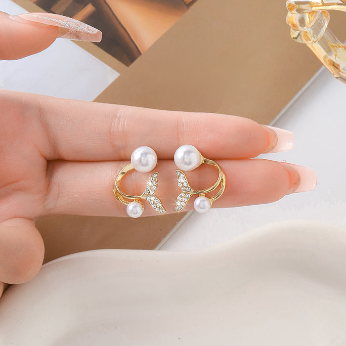 Wholesale Pearl earrings are versatile, charming, and cute. They feature silver needles and are retro, minimalist, and niche