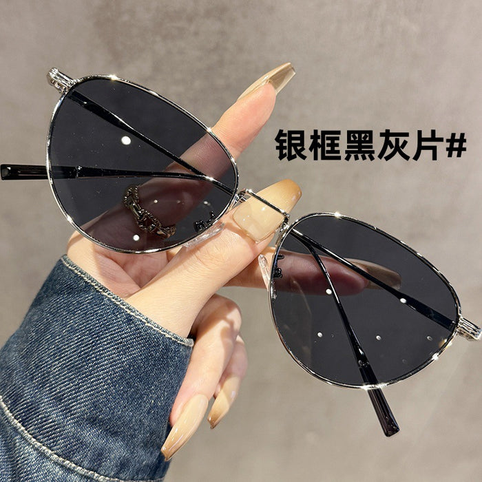 Wholesale Metal round frame cat eye sunshade sunglasses for men and women, gold frame tea leaf sunglasses