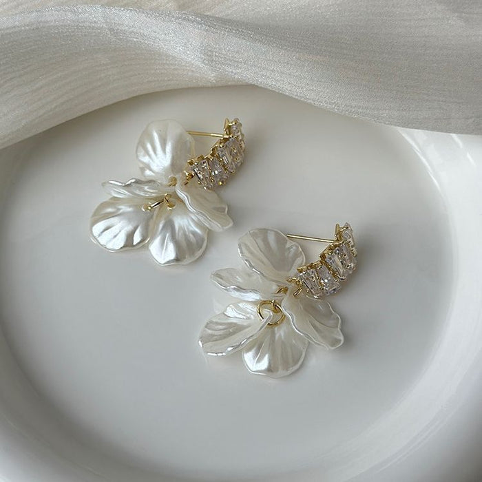 Wholesale Silver needle copper micro inlaid zircon petal earrings, niche fashion temperament, retro flower earrings