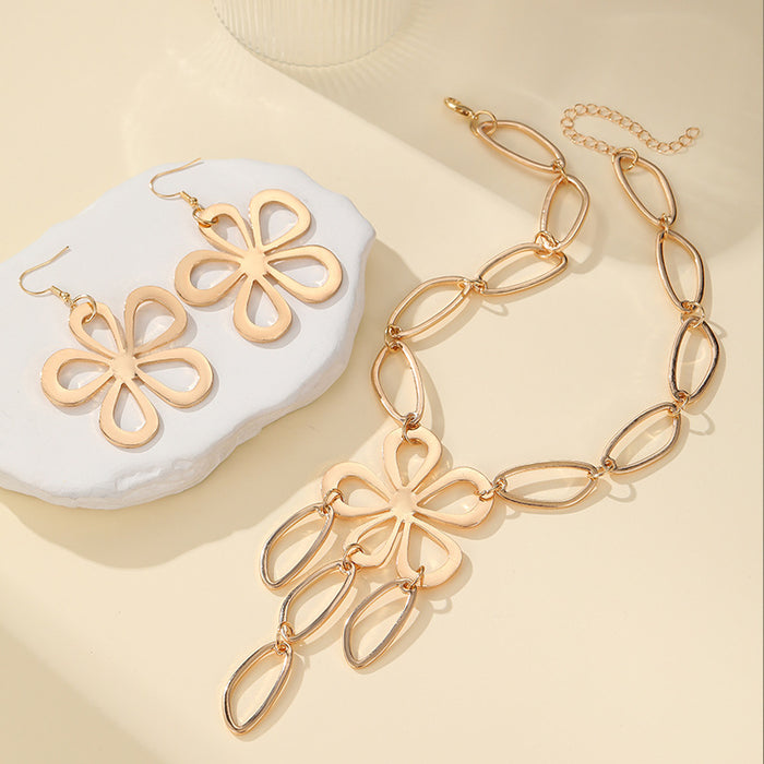 Wholesale Hollow Flower Necklace Women's Geometric Oval Tassel Neck Chain