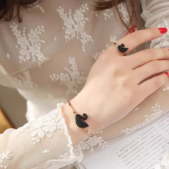 Wholesale Titanium steel bracelet with simple diamond inlay, stainless steel spring bracelet, and high-end decoration