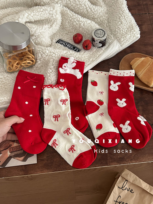 Wholesale Red mid-calf socks for girls in autumn and winter.