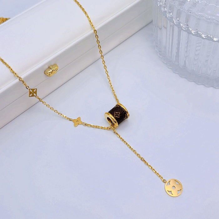 Wholesale titanium steel flower leather small man waist four-leaf necklace