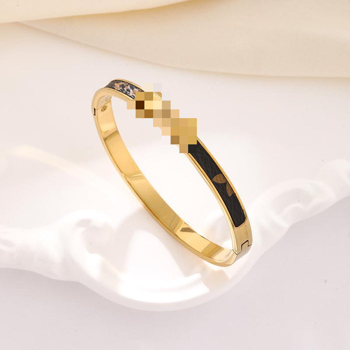 Wholesale Three-flower bracelet made of titanium steel and stainless steel