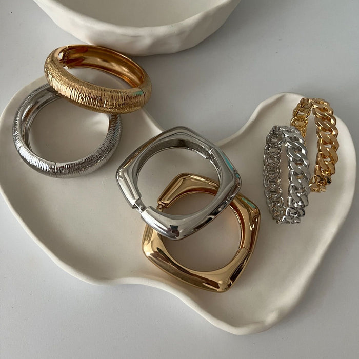 Wholesale Minimalist alloy square bracelet with exaggerated personality, metal wind spring opening bracelet