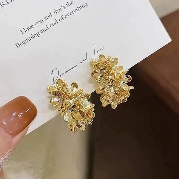 Wholesale New Silver Needle Earrings Flower C-Ring Earrings Light Luxury Style Earrings