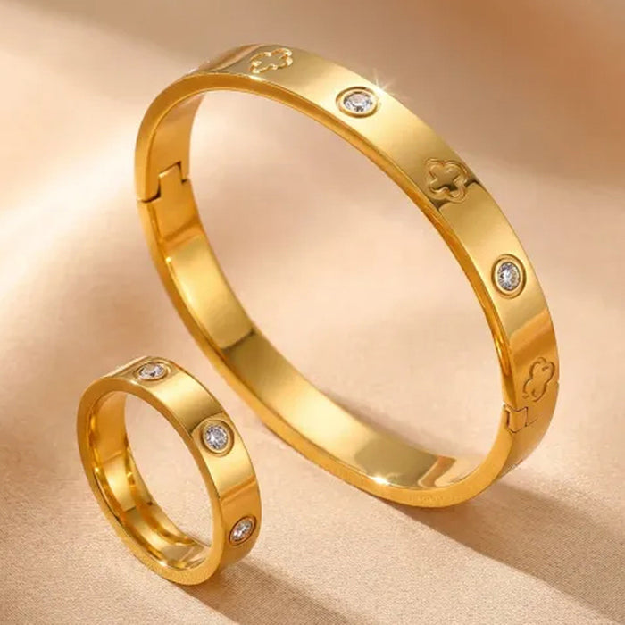 Wholesale Waterproof Stainless Steel Four-Leaf Clover Ring and Bracelet Set with Diamonds