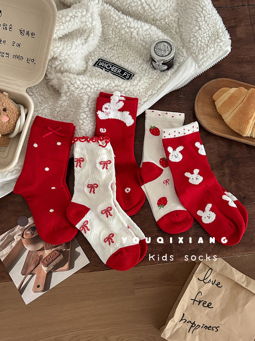 Wholesale Red mid-calf socks for girls in autumn and winter.