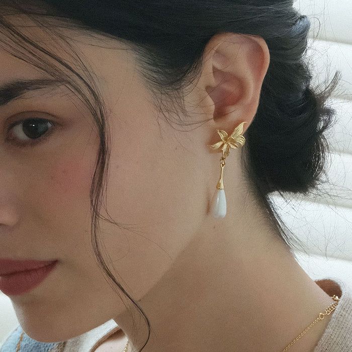 Wholesale Original niche flower imitation pearl earrings with silver needles, light luxury, high-end feel, niche design, retro earrings