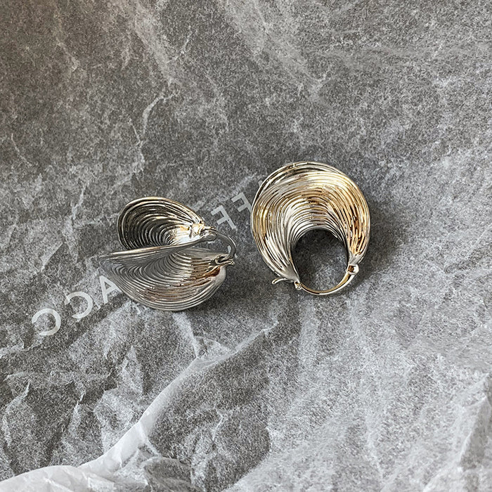 Wholesale Retro unique metal circle earrings, high-end light luxury niche design, high-end sense, temperament, ear buckle earrings