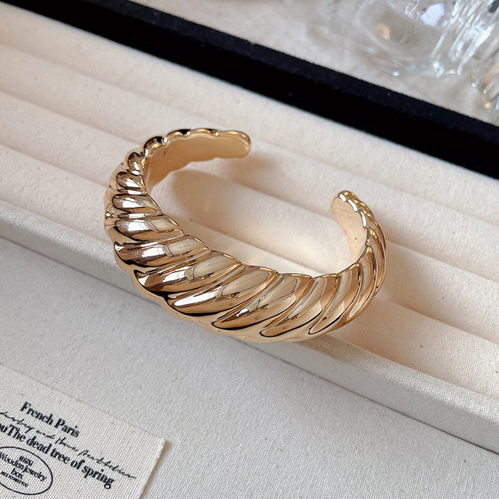 Wholesale Metal bracelet temperament light luxury high sense bracelet niche personality exaggerated jewelry women