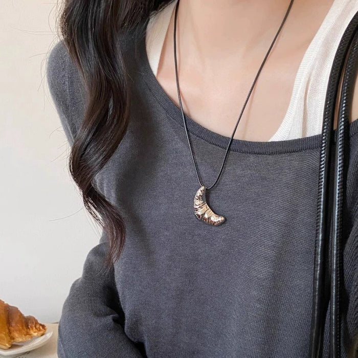 Wholesale Hollow flower heart-shaped necklace sweatshirt chain, fashionable and high-end sweater chain