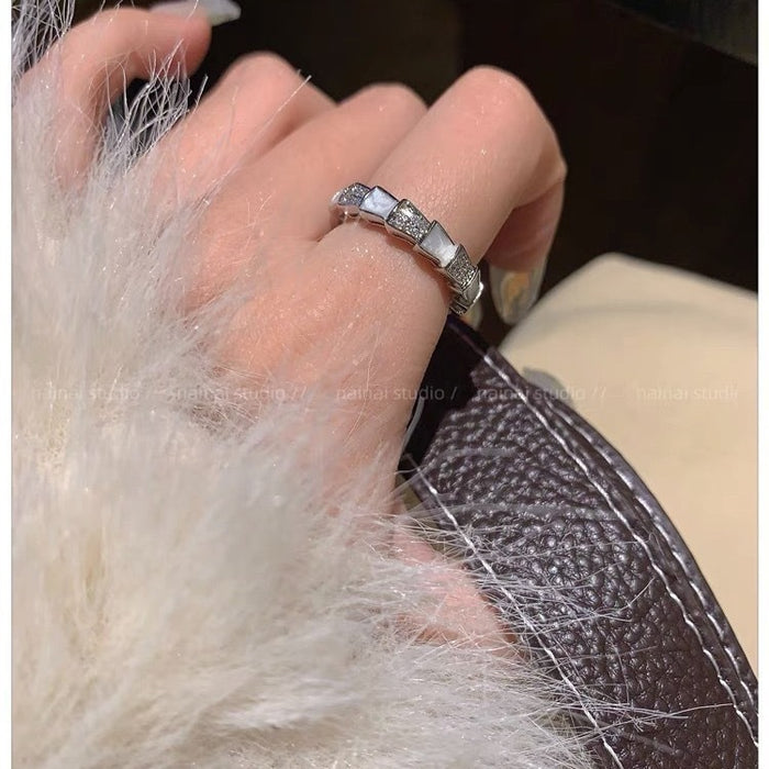 Wholesale The ring is set with diamonds and has a high-end feel, light luxury, and niche design. The index finger ring has an adjustable opening