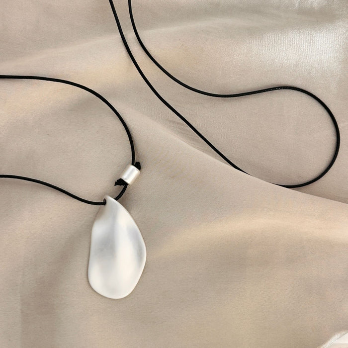 Wholesale Matte sand gold and silver leaf pendant necklace with high-end feel, long and versatile accessories, vintage sweater chain made in vintage style