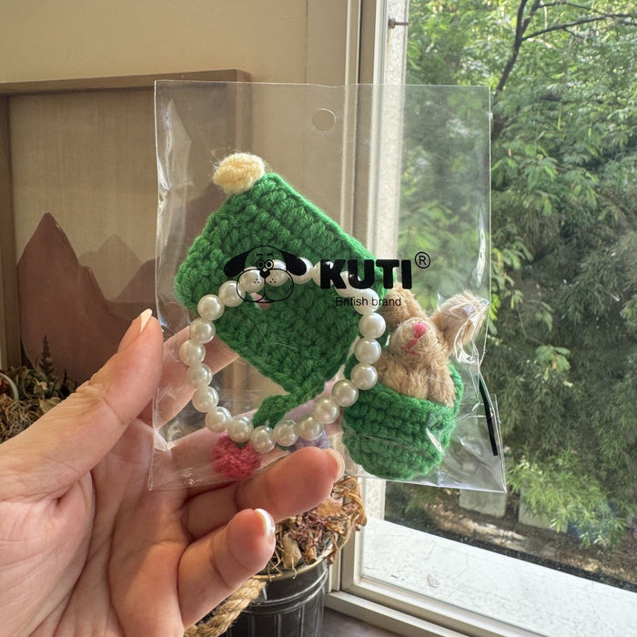 Wholesale Doll clothes,  knitted hats,  pearl necklaces,  bags,  and accessories