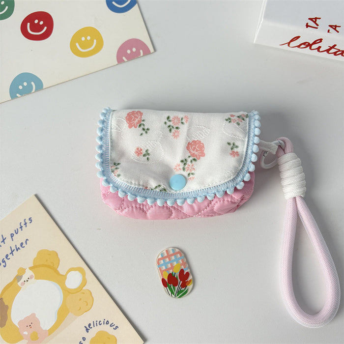 Wholesale Stylish Floral Quilted Card Purse And Coin Wallet Snap Closure Cute Heart Design Multifunctional Pendant Bag For Women Fashion Accessory
