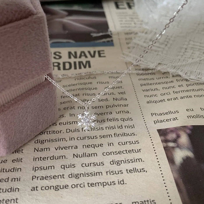 Wholesale Zircon Snowflake Necklace Women's Simple Commuter Pendant Collarbone Chain