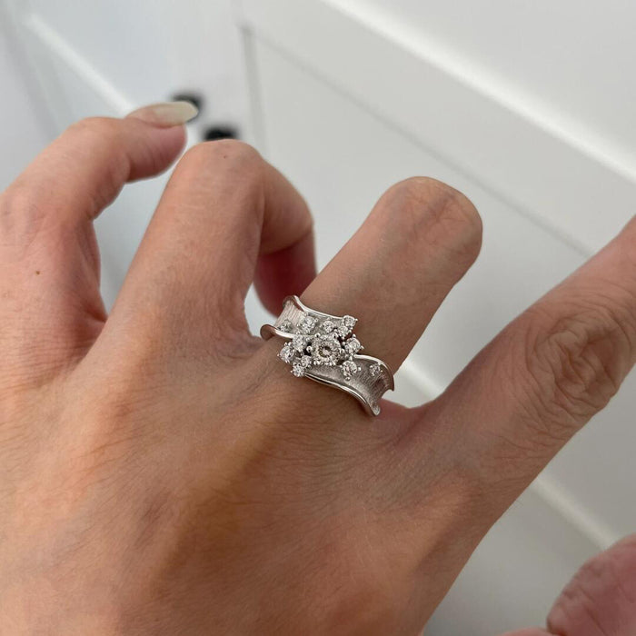 Wholesale Light luxury high-end sparkling diamond retro ring with niche design