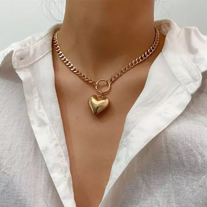 Wholesale New exquisite peach heart pendant necklace with simple metal thick chain heart-shaped collarbone necklace