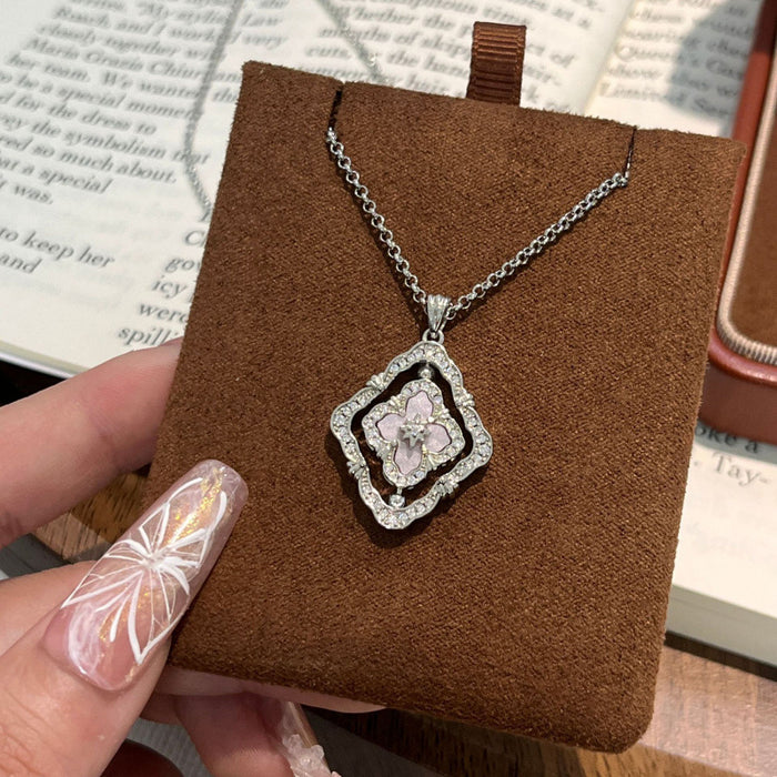 Wholesale Rotating Four-Leaf Clover White Shell choker necklace