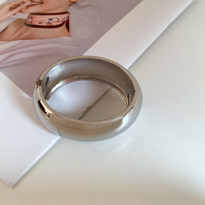 Wholesale Metal bracelet temperament light luxury high sense bracelet niche personality exaggerated jewelry women