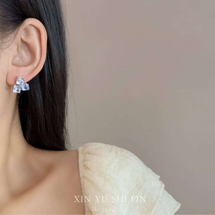 Wholesale Splicing earrings are simple, compact, lightweight, luxurious, with a gentle and stylish design. They are niche earrings