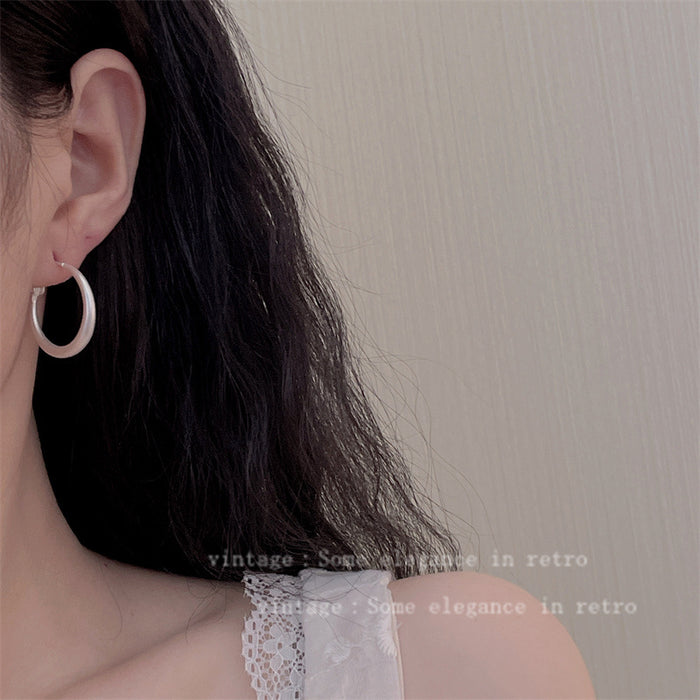 Wholesale Unique and niche style of plain earrings, fashionable and versatile earrings