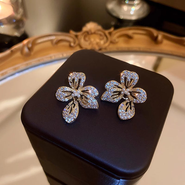 Wholesale Light luxury full diamond flower earrings, versatile and high-end, exquisite hollowed out lucky grass earrings wholesale